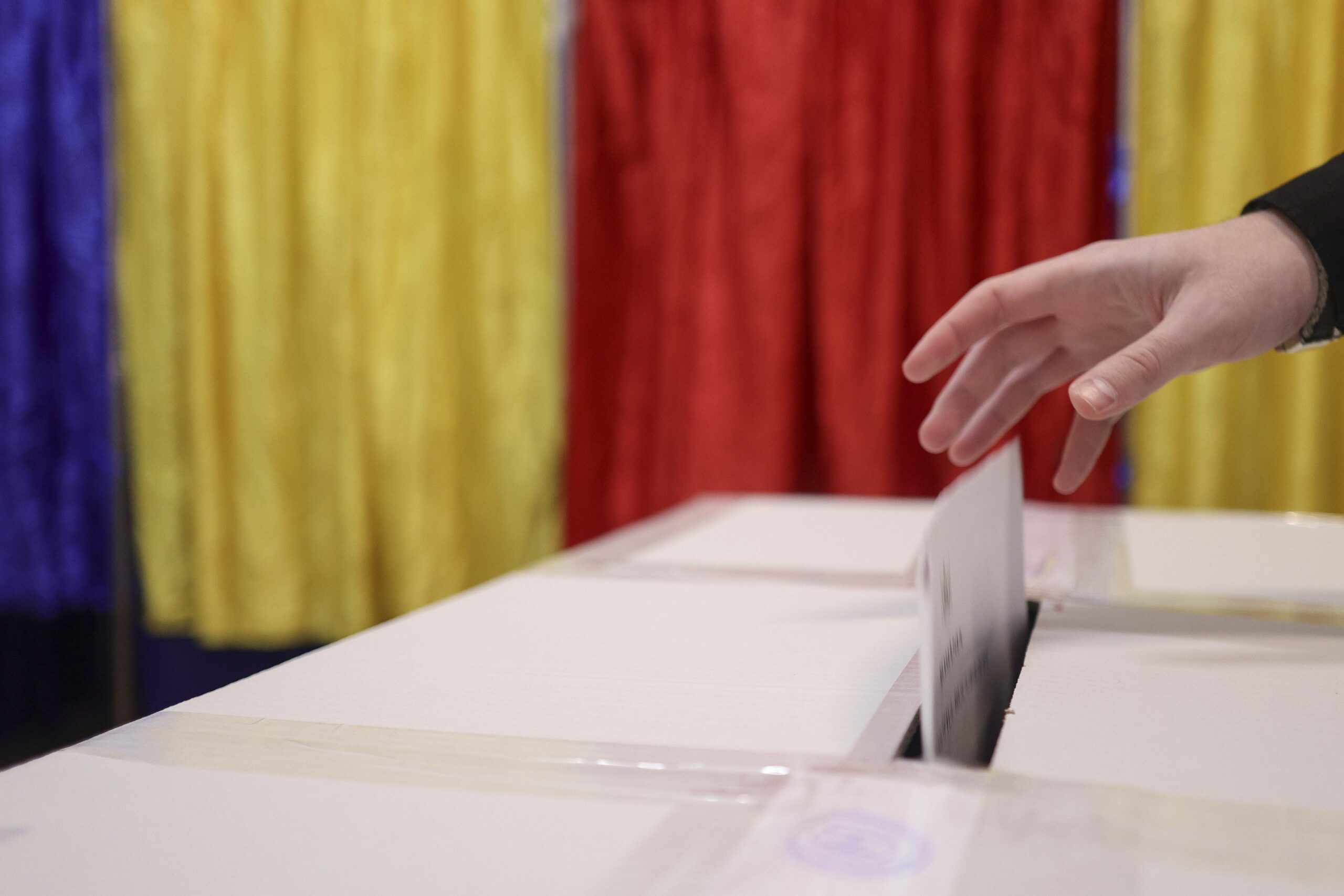 Sondaj CURS în București. Ce intenții de vot au cetățenii și ce părere au despre o posibilă demisie a premierului Bolojan.