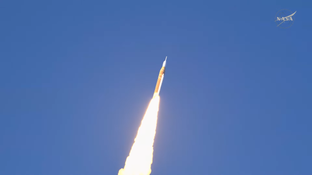 Artemis 2 a fost lansat cu succes: NASA trimite din nou oameni spre Lună, pentru prima dată în ultimele 50 de ani. Cei 4 astronauți vor ajunge mai departe în spațiu decât oricine altcineva înaintea lor.