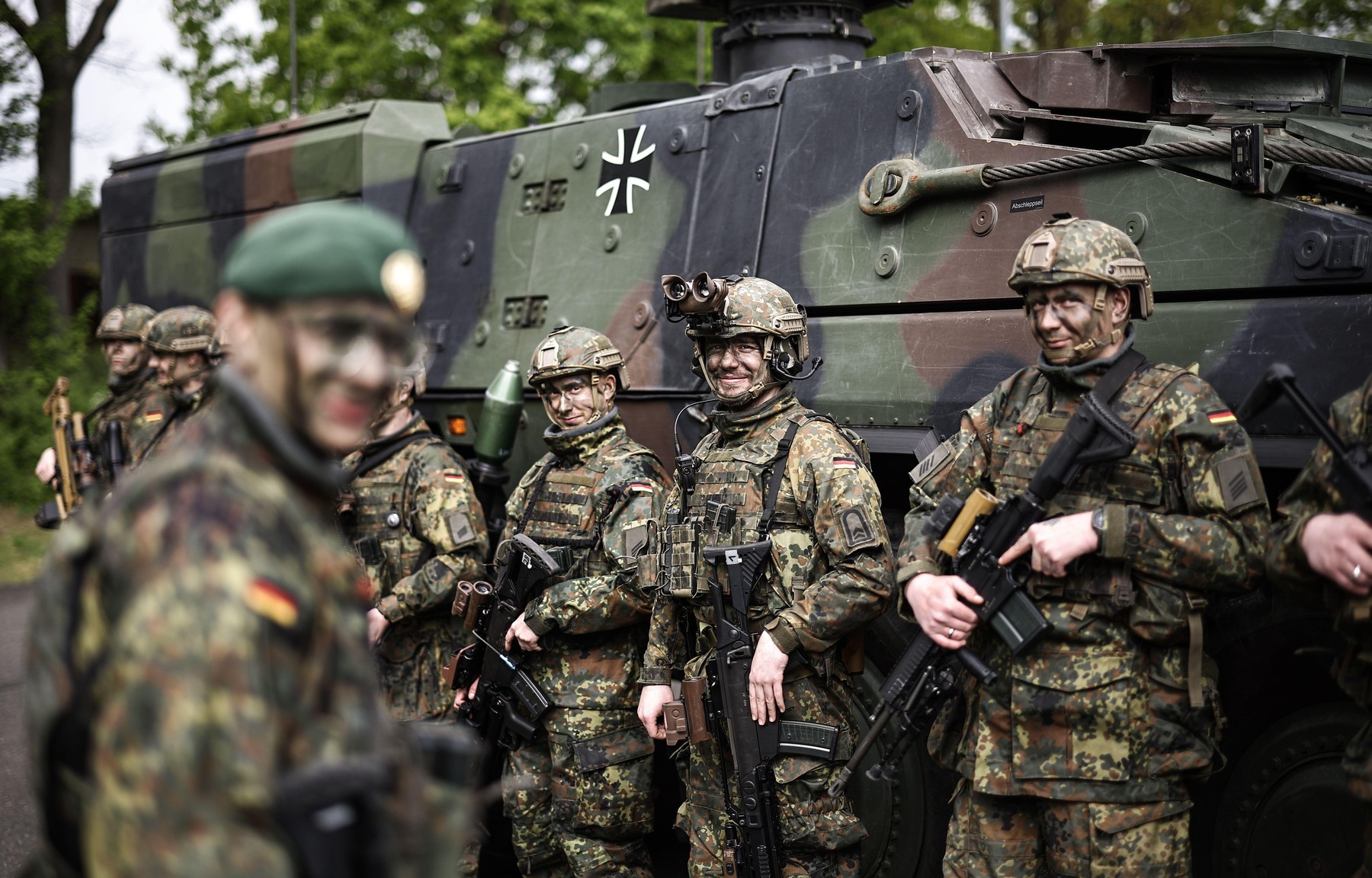 Bărbații din Germania trebuie să obțină permisiunea armatei pentru șederi prelungite în afaceri externe. Motivele prezentate de guvern.