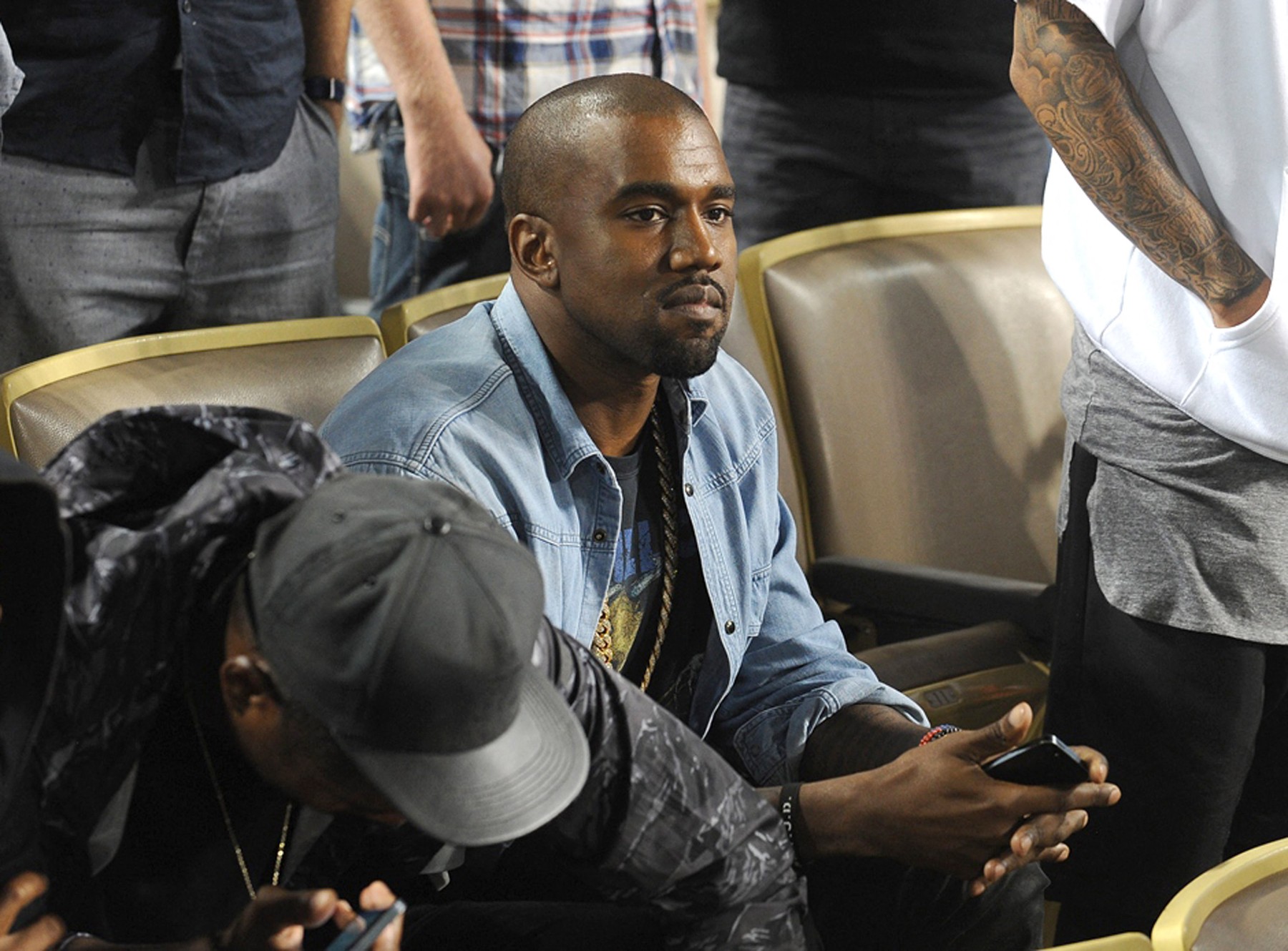 Probleme pentru un festival după invitația adresată lui Kanye West: Premierul britanic își exprimă criticile față de decizie, iar principalul sponsor se retrage.