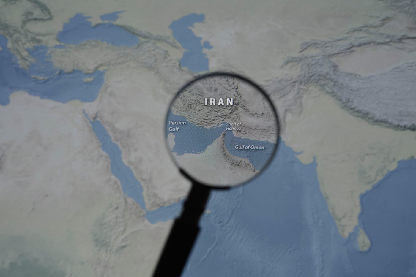 Prima navă din Iran traversează Strâmtoarea Ormuz după armistițiul dintre SUA și Iran. Reluarea traficului rămâne modestă.
