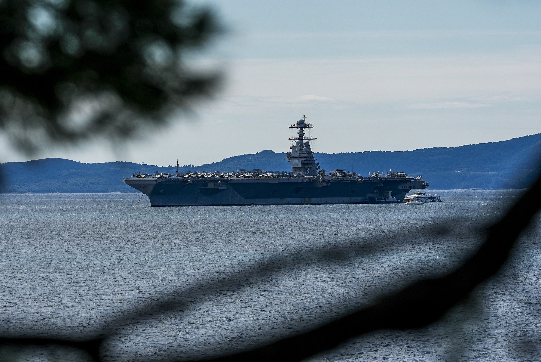 Ce se întâmplă cu USS Gerald Ford, cel mai mare și mai costisitor portavion din lume, după oprirea forțată în Europa