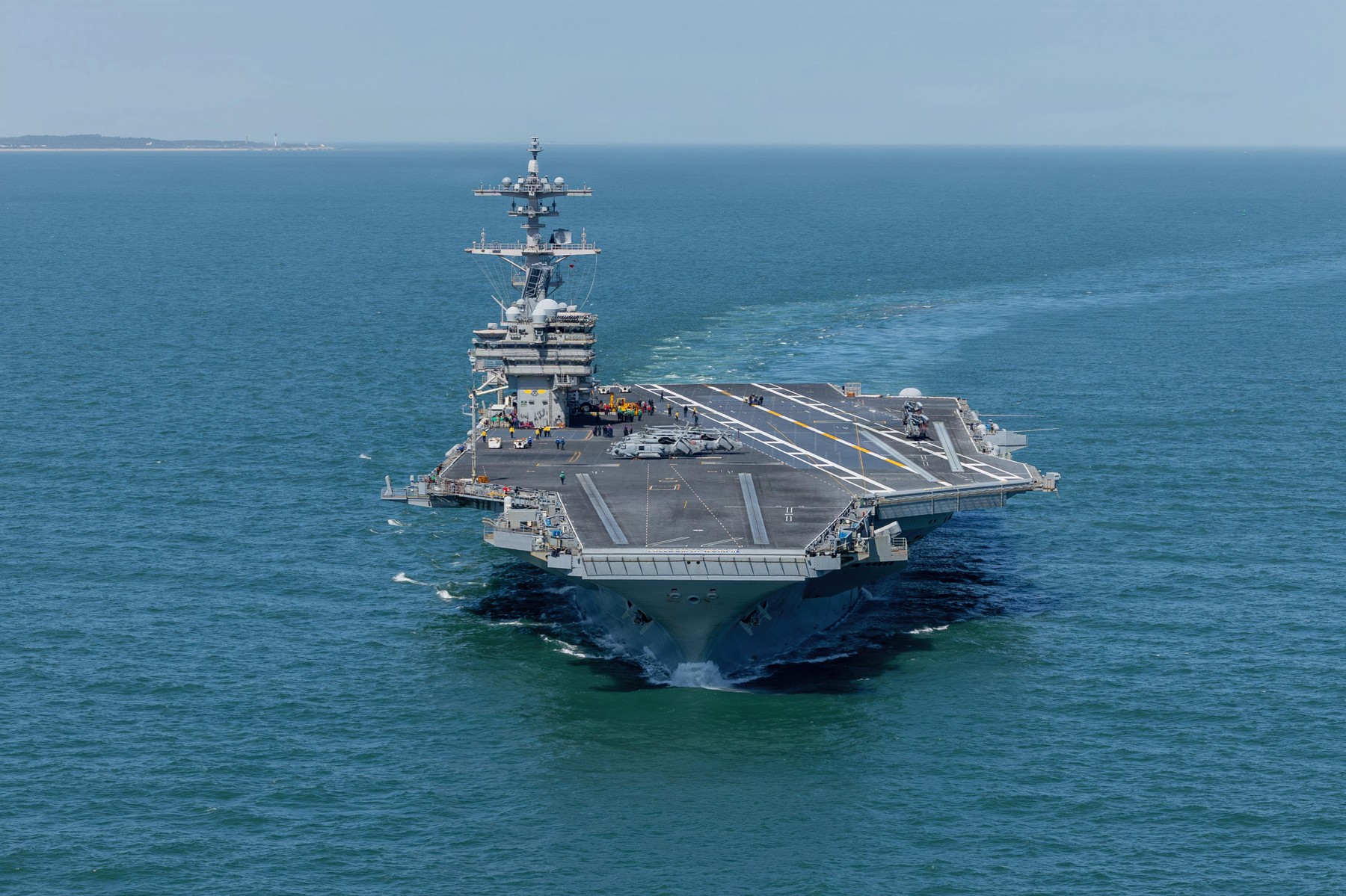 USS George Bush se îndreaptă spre Orientul Mijlociu cu puntea încărcată de avioane de vânătoare.