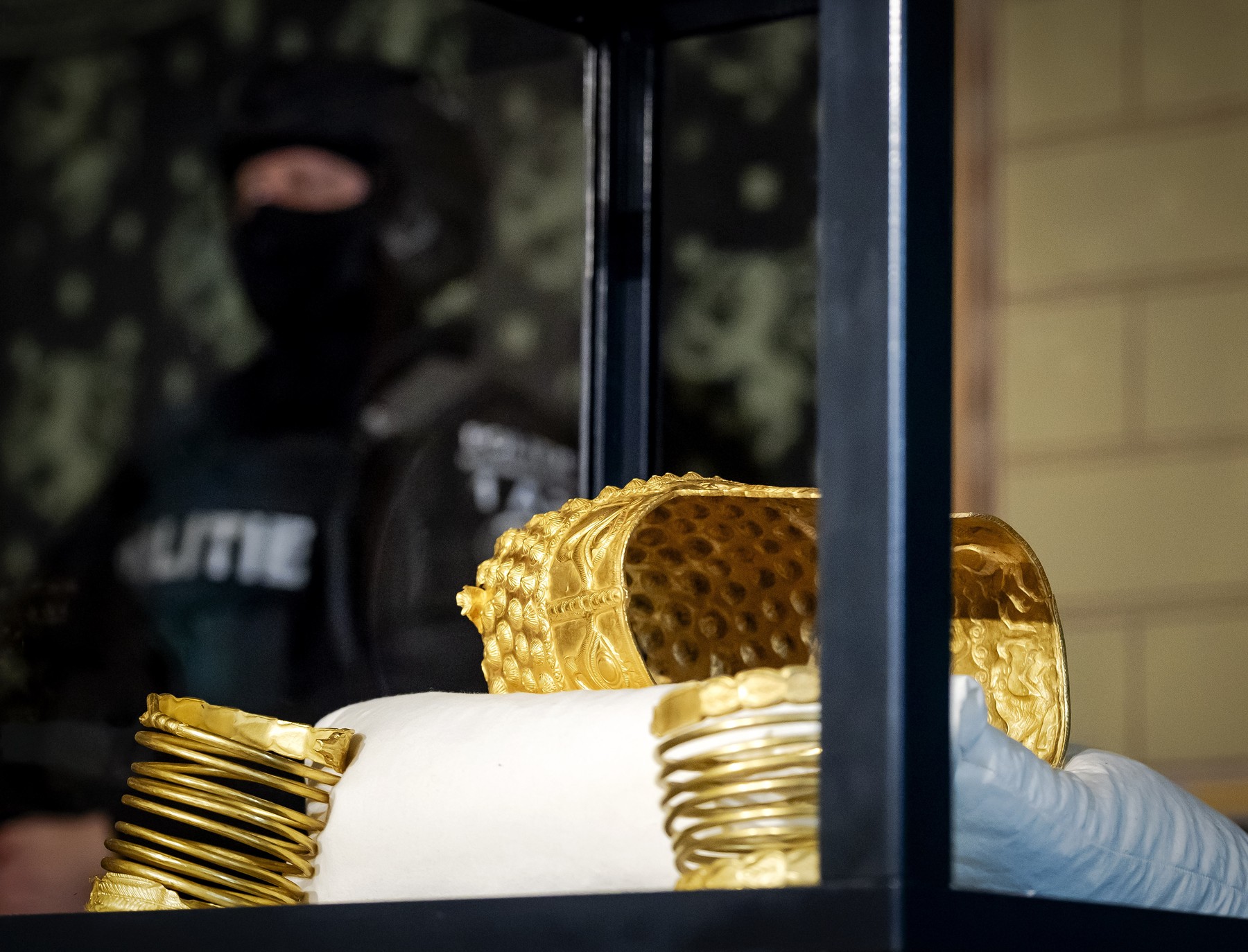 Coiful de la Coțofenești și cele două brățări de aur recuperate în urma jafului din Olanda au ajuns în România / Perioada în care pot fi admirate de către public
