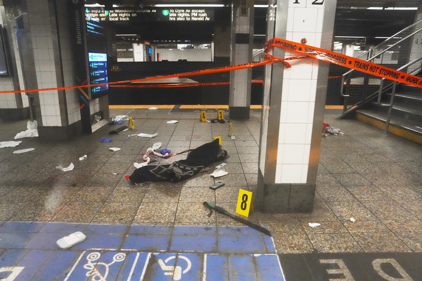 Atac cu maceta în stația de metrou din New York. Agresorul a fost împușcat mortal de polițiști.