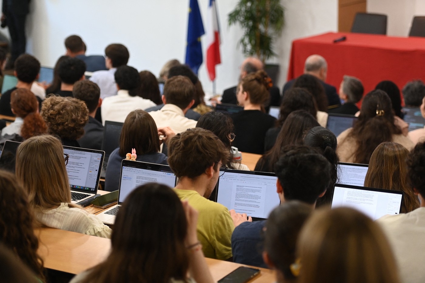Franța intenționează să aplice criterii mai riguroase pentru admiterea studenților internaționali. Majorări semnificative ale tarifelor de școlarizare.