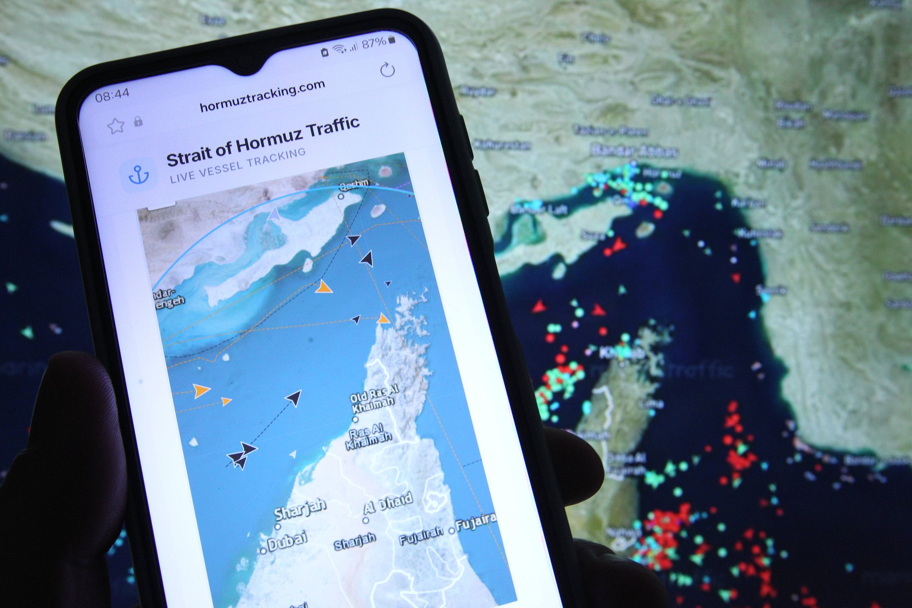Situația actuală în Strâmtoarea Ormuz: două tancuri petroliere și o navă cargo au reușit să depășească blocada dublă.
