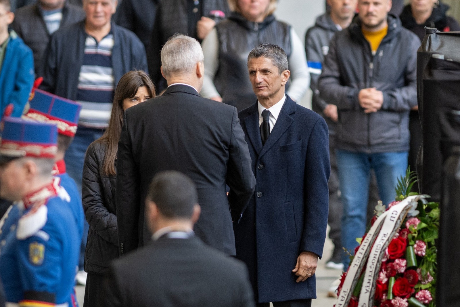 „Ce civilizație! Mii de oameni și Răzvan Lucescu își strânge mâinile cu fiecare dintre ei”