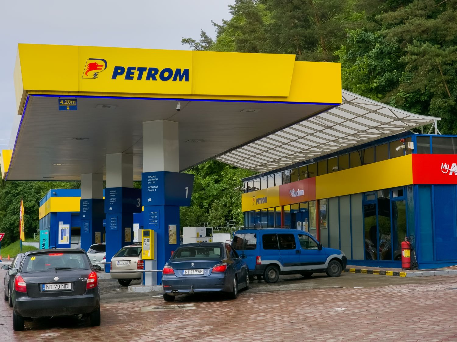 Zeci de benzinării Petrom nu mai au motorină. Compania a majorat prețurile în această după-amiază.