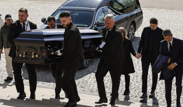 Mircea Lucescu a ajuns pentru ultima dată pe Arena Națională. Sicriul cu trupul neînsuflețit al legendarului antrenor a fost depus pe stadion.
