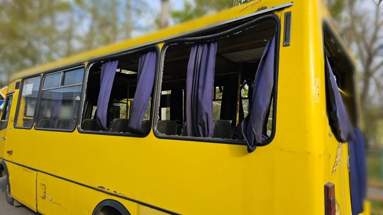 Atac cu dronă al Rusiei asupra unui microbuz în Herson. Zelenski: „Aceste safari-uri brutale reprezintă o realitate zilnică”