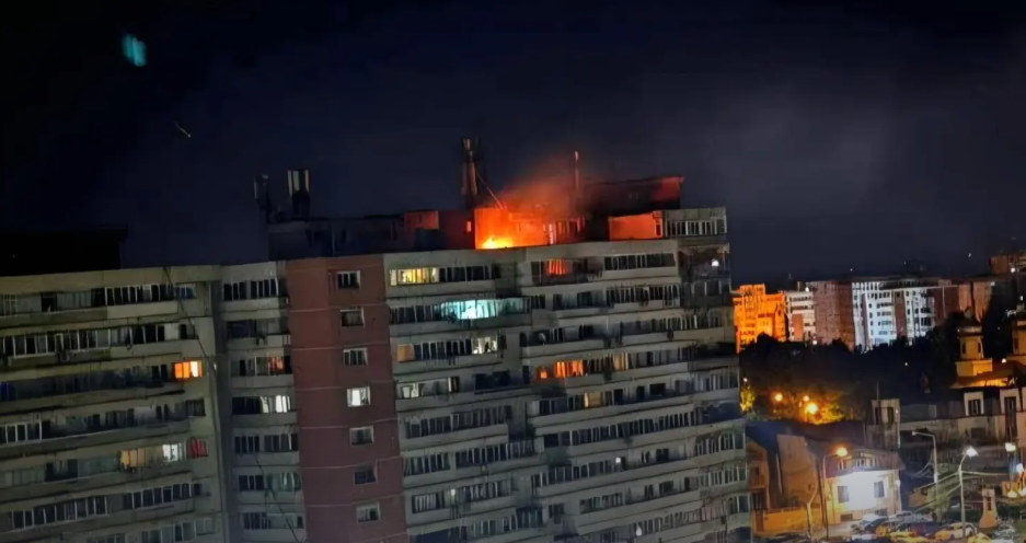 Alertă gravă. O dronă rusească a atacat un bloc din Galați: 2 persoane rănite. Ședință de urgență a CSAT, premierul se întoarce acasă.