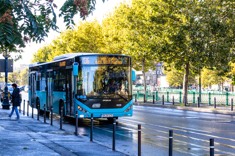 Un autobuz STB a colisionat cu un tramvai la Piața Sudului. Un pasager a fost rănit.