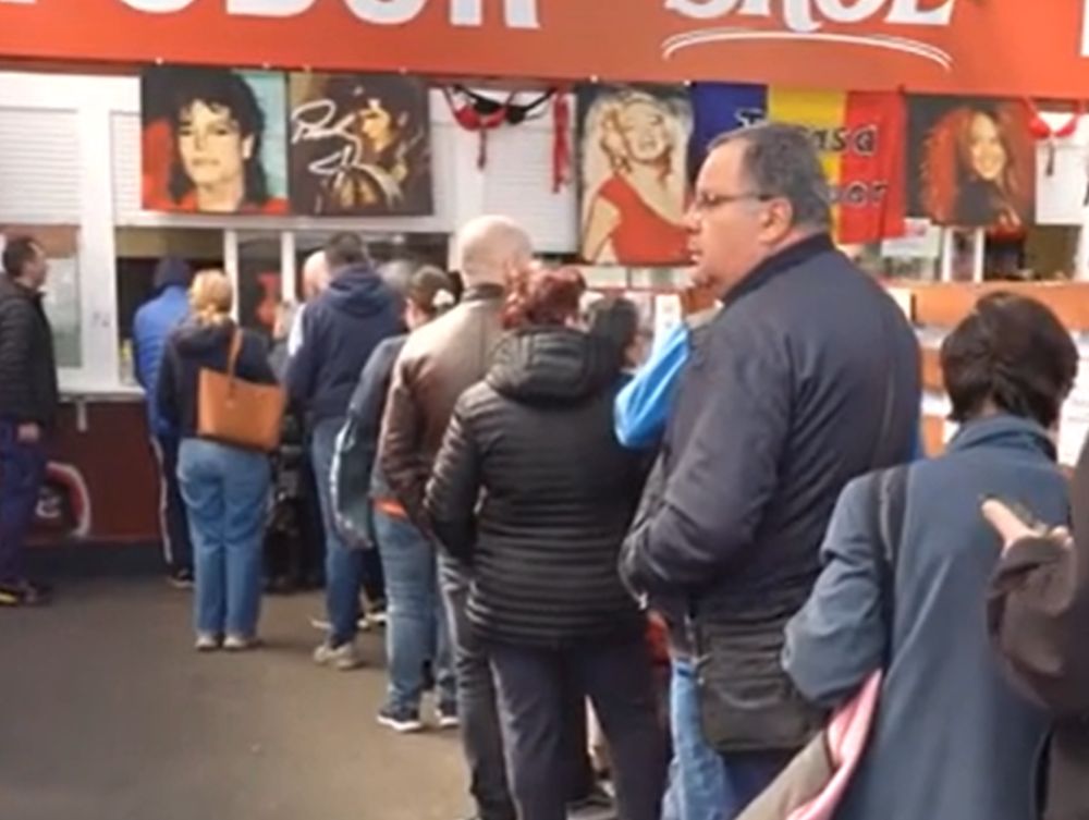 Cozi la mici de 1 Mai. Sute de oameni la grătarele din Piața Obor, încă de dimineață.