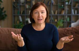 10 Expresii de Bun Simț Folosite Frecvent de Baby Boomers pe Care Gen Z le Consideră Total Învechite