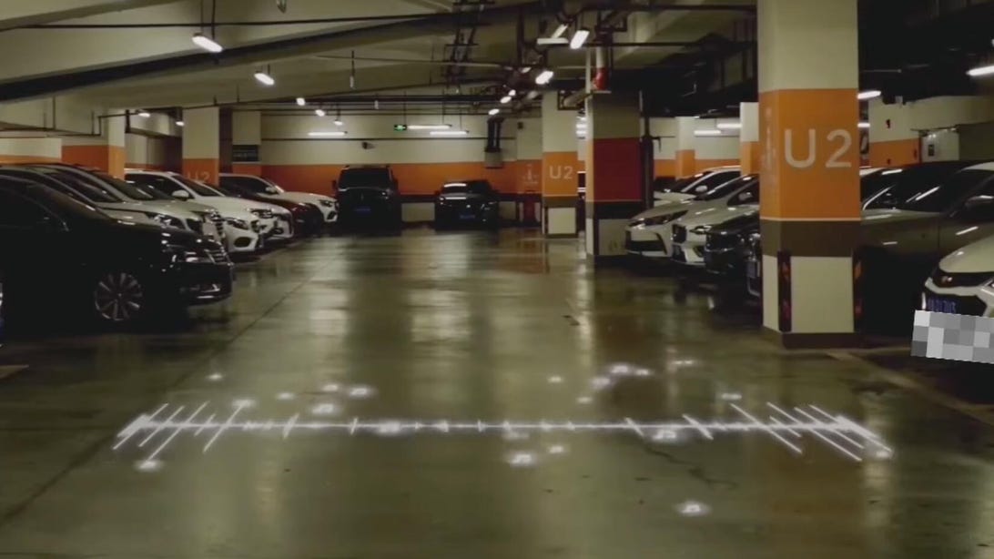 Huawei Lansează o Mașină Care Poate Proiecta Filme cu Farurile Sale