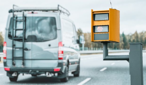 Țara din Europa unde șoferii primesc amenzi pentru viteză chiar dacă respectă limita: un gest obișnuit care le aduce costuri de peste 1.000 de euro