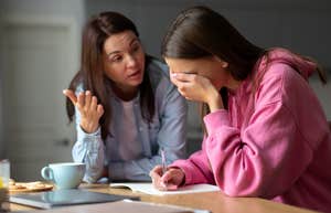 Părinte întreabă cum să-i spună fiicei că va fi întreruptă financiar la 18 ani pentru a-i insufla economisirea.