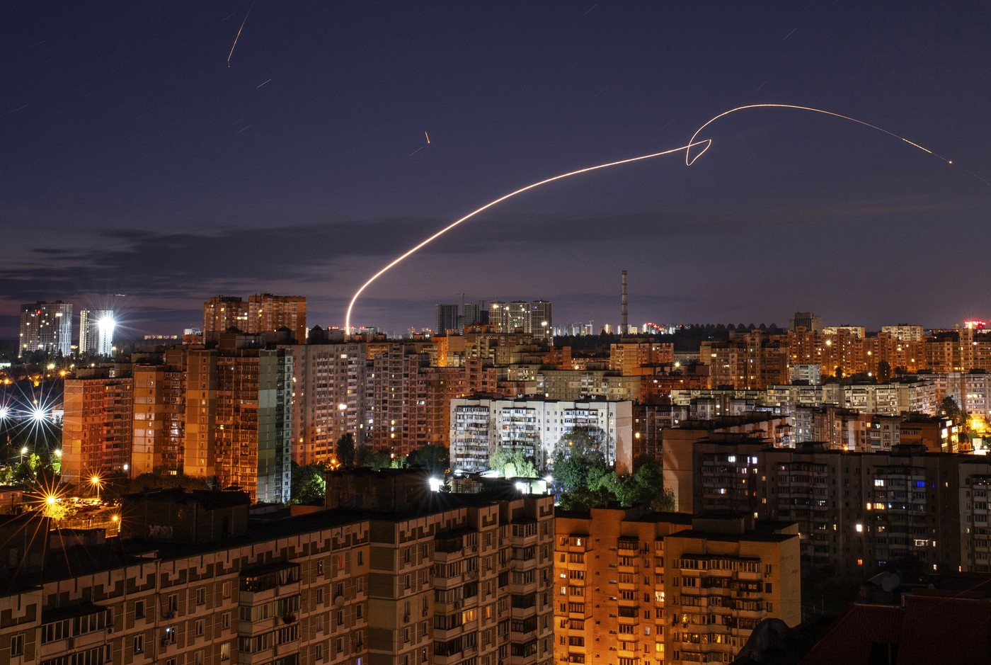 Rusia a efectuat lansări de rachete către vestul Ucrainei vineri seară. Au fost raportate explozii și în Kiev.
