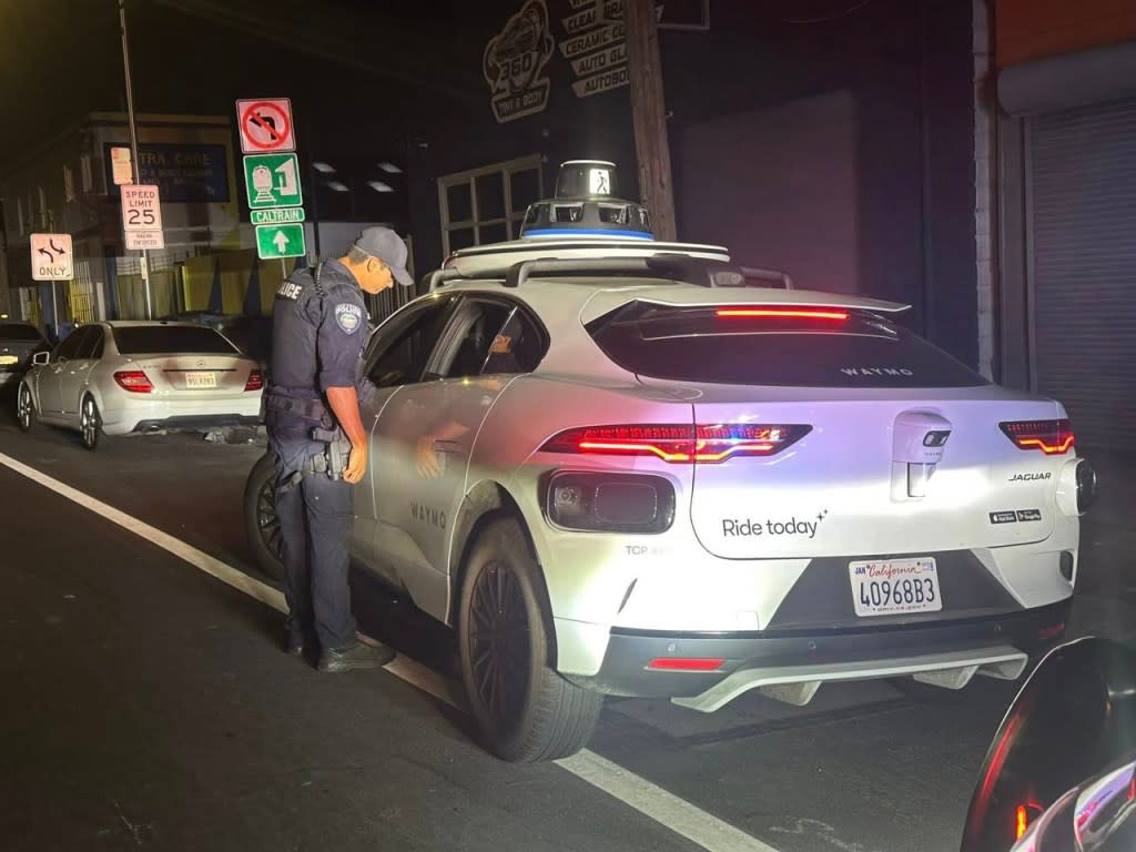 Polițiștii din California vor avea capacitatea de a sancționa vehiculele autonome care încalcă regulile de circulație.