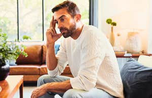 10 Modalități de a face pe cineva să se simtă trist că nu ești în viața lor fără a rosti niciun cuvânt.