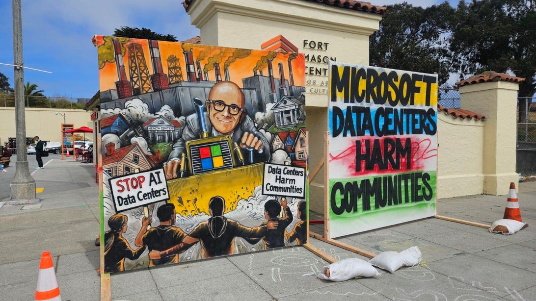 Pe măsură ce Microsoft își face apariția, protestatarii ies în stradă.