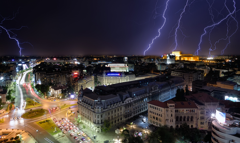 Al patrulea RO-ALERT al serii, după miezul nopții. Cod roșu prelungit. Fulgerele au luminat cerul Bucureștiului. Mașini inundate. Traficul a fost restricționat în centrul Capitalei, un acoperiș era în pericol de prăbușire.