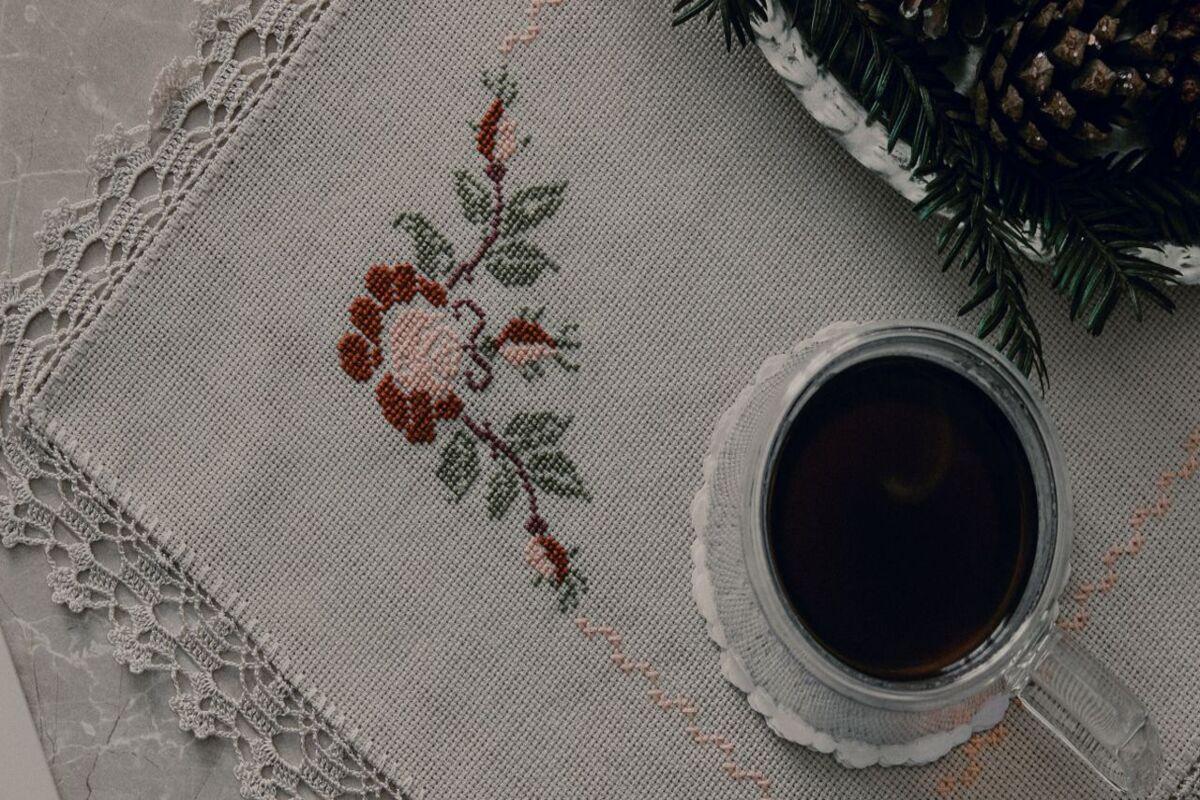 Atunci când masa festivă este prea plină, textilele brodate aduc un sentiment de armonie.