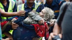 Femeie de 97 de ani salvată după inundațiile din Nepal arăta ca ‘o luptătoare’
