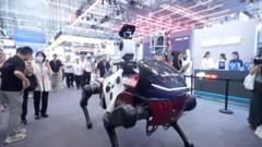 Cavalerul și calul robot atrag atenția la conferința din China.