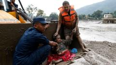 Persoane salvate din noroi în Nepal după inundații fulgerătoare devastatoare.