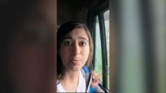 Vehiculele de ajutor pentru inundațiile din Nepal blocate, deoarece ploile torențiale transformă drumurile în noroi.