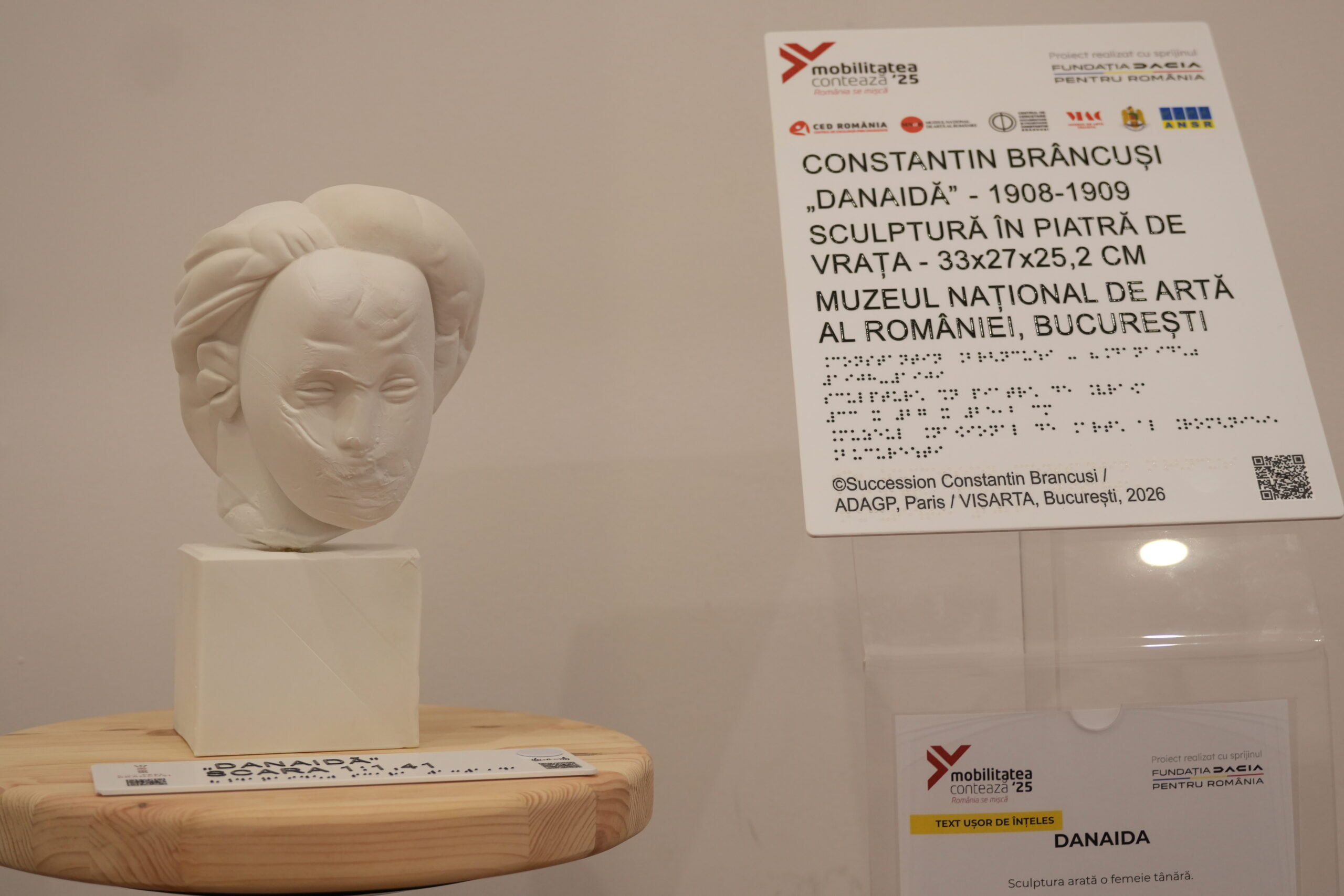 Într-o lume din ce în ce mai egoistă, cineva s-a gândit și la cei care nu pot experimenta o expoziție Brâncuși. Pentru cine este apelul: „Atingeți exponatele!”
