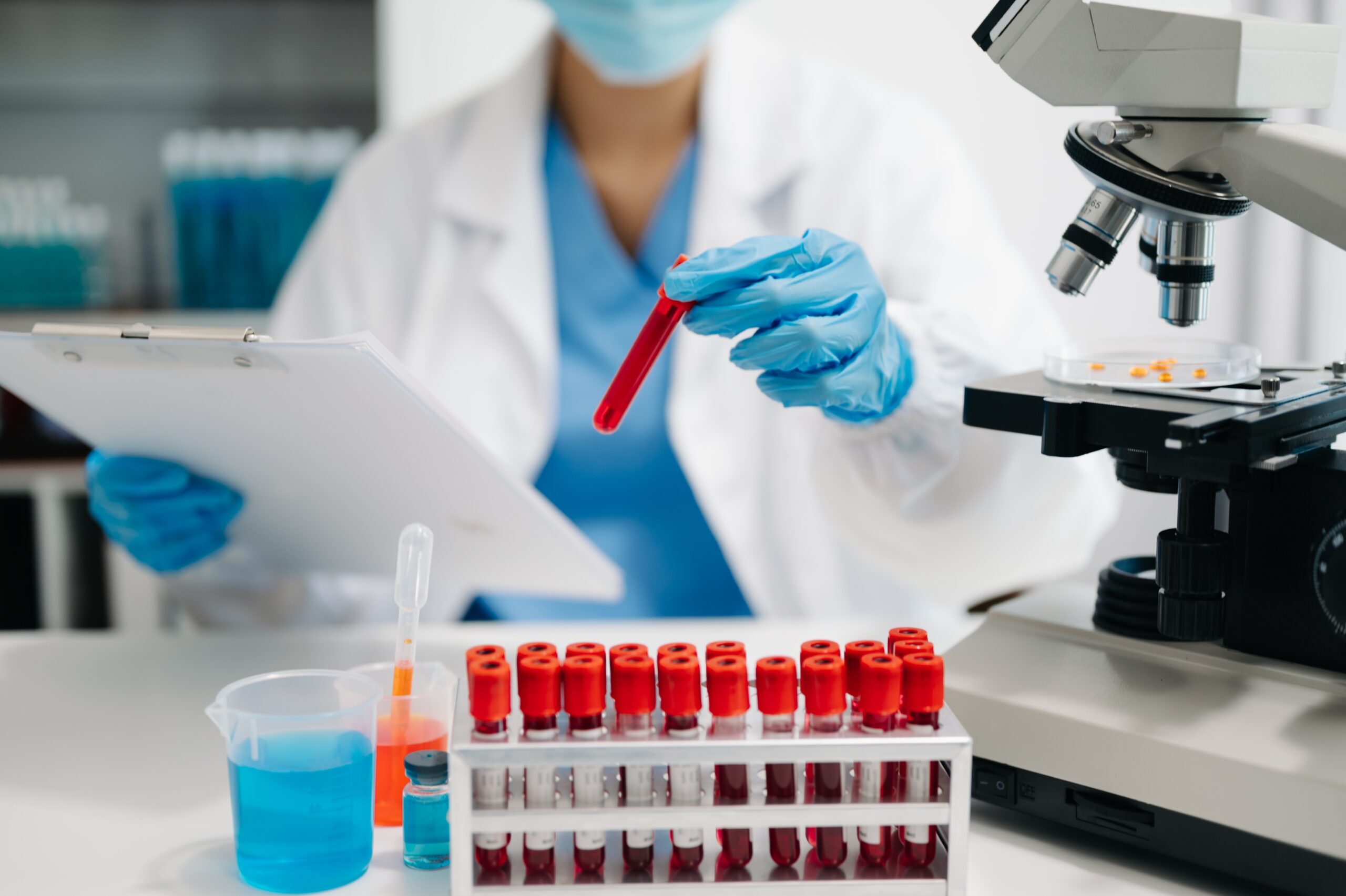De ce unii oameni au o reacție slabă la vaccinuri? Indiciul găsit în sânge înainte de imunizare.