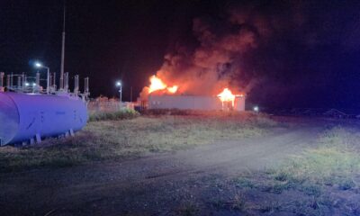 Incendiu la o hală de baterii pentru stocarea energiei în Buzău; pompieri din diverse județe mobilizați.