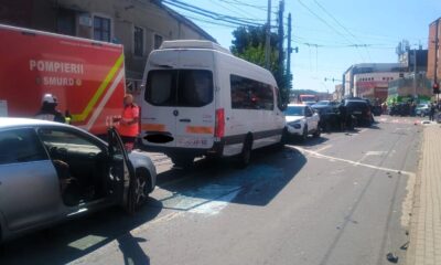 Șoferul autobuzului care a lovit 12 mașini în Mediaș era sub influența alcoolului. 22 de persoane au fost implicate, iar patru dintre ele au fost transportate la spital.