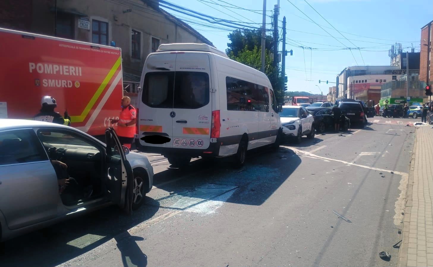 Șoferul autobuzului care a lovit 12 mașini în Mediaș era sub influența alcoolului. 22 de persoane au fost implicate, iar patru dintre ele au fost transportate la spital.