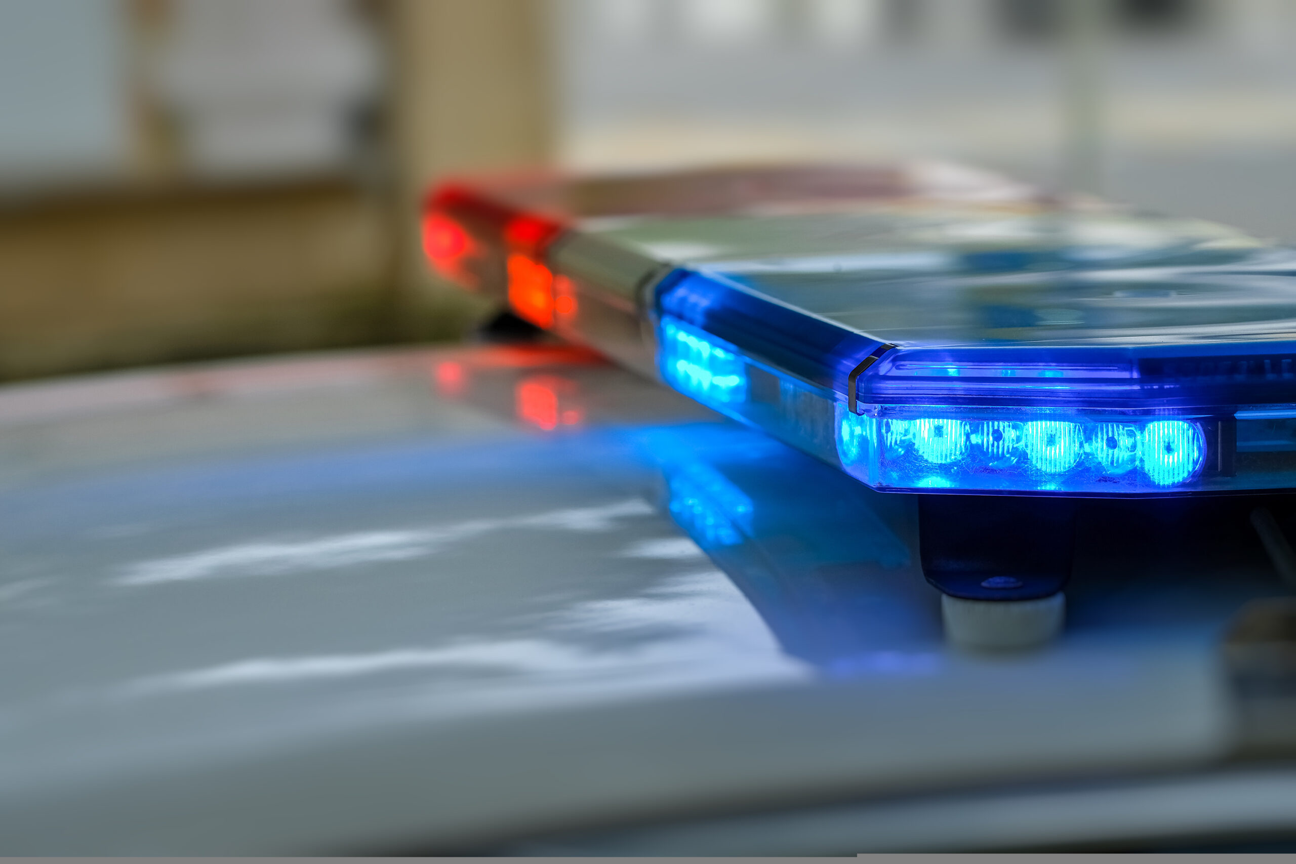 Bărbatul din Timiș care și-a înjunghiat soția și apoi a fost atacat cu cuțitul de fiica sa de 13 ani a fost reținut preventiv.
