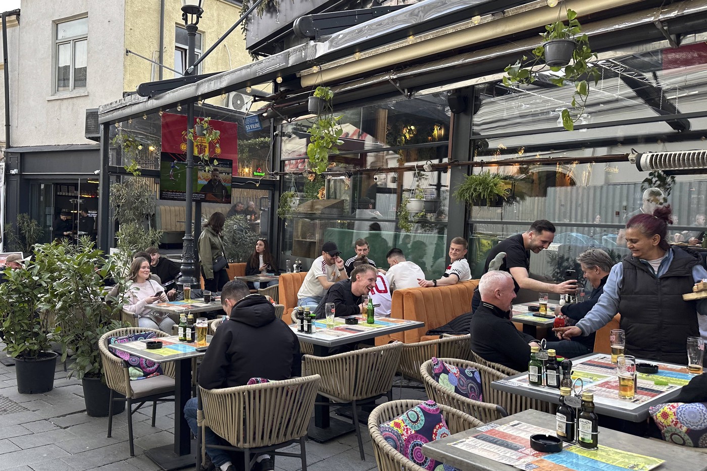 Reguli noi pentru terasele din Centrul Vechi al Bucureștiului: Primăria își dorește mai multă curățenie și reducerea zgomotului.