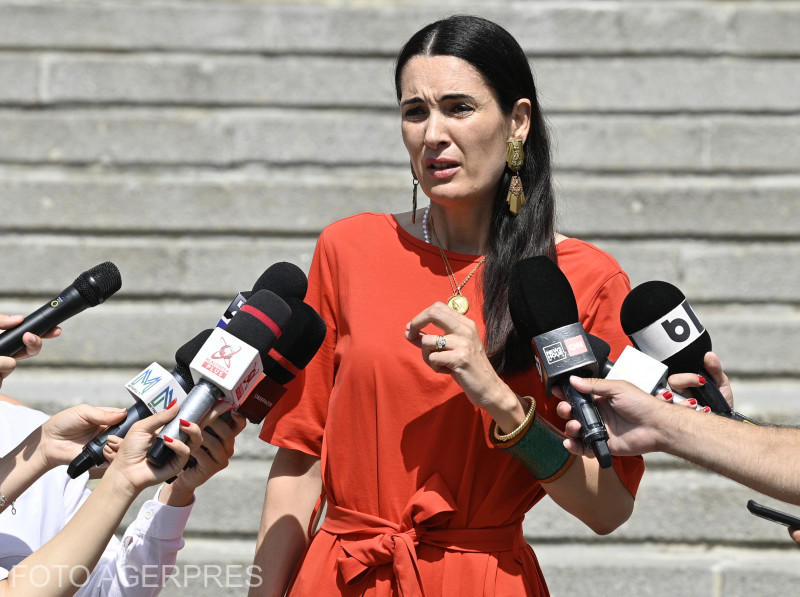 Prima sentință în cazul în care Clotilde Armand este acuzată că s-a auto-numit manager într-un proiect anticorupție.