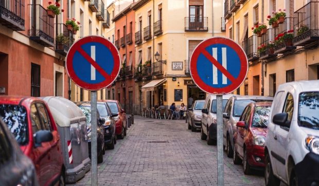 Indicatorul de trafic care provoacă confuzie în rândul turiștilor și conduce la un număr semnificativ de sancțiuni pentru parcare.