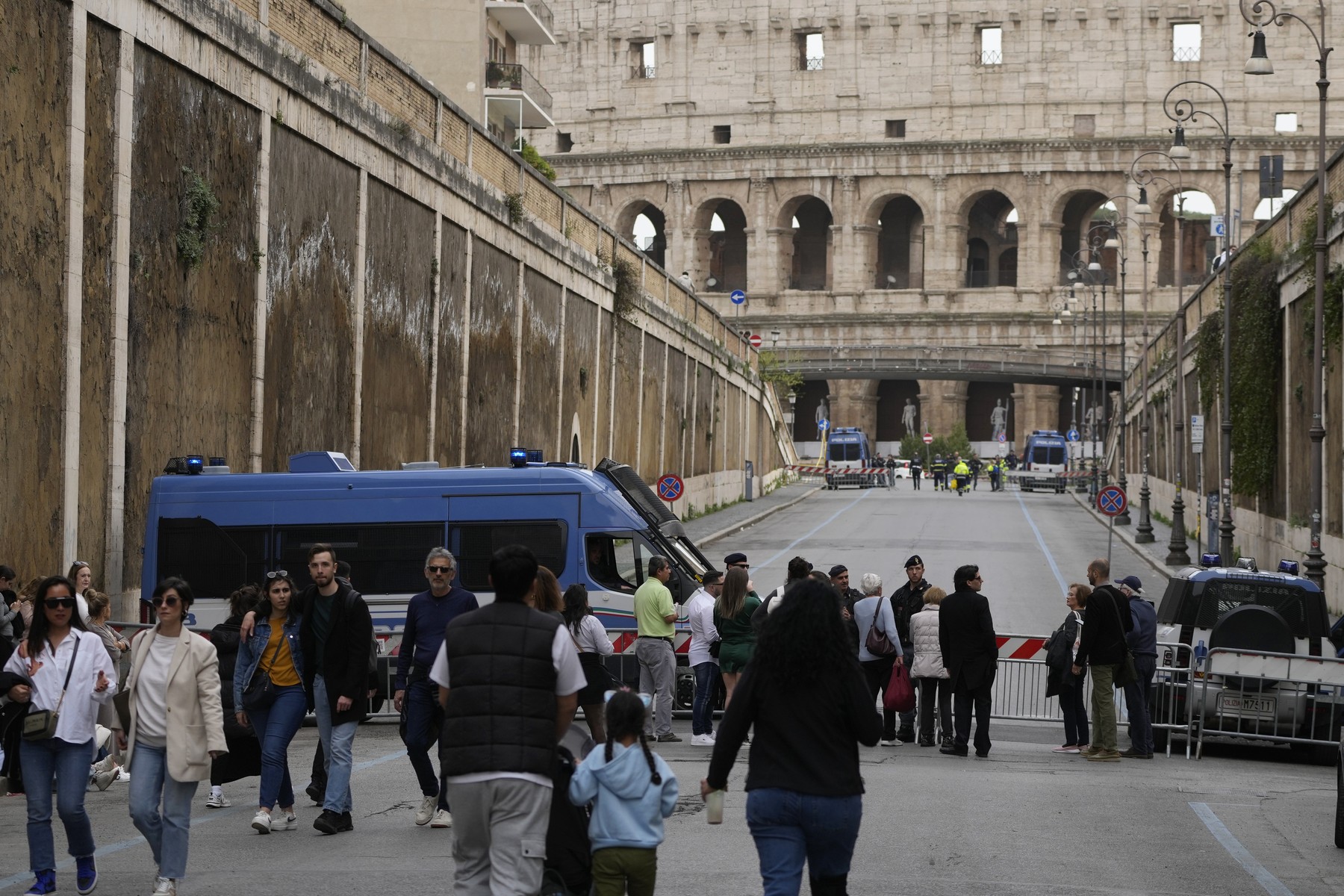 Italia implementează măsuri de securitate mai stricte la Colosseum din cauza furturilor din buzunare.