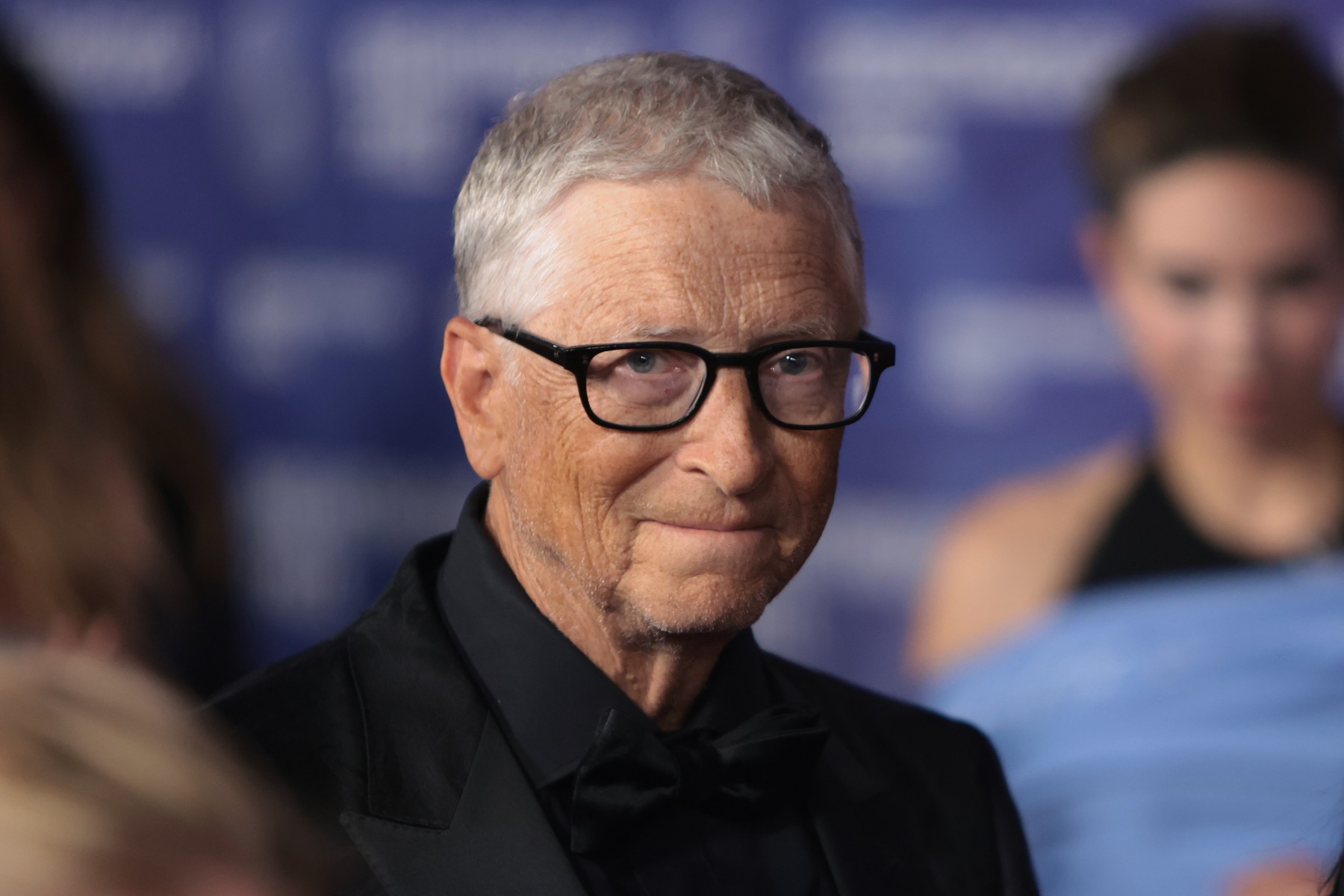 Bill Gates atrage atenția că guvernele nu sunt pregătite pentru efectele inteligenței artificiale asupra locurilor de muncă: „Multe vor dispărea pentru totdeauna”