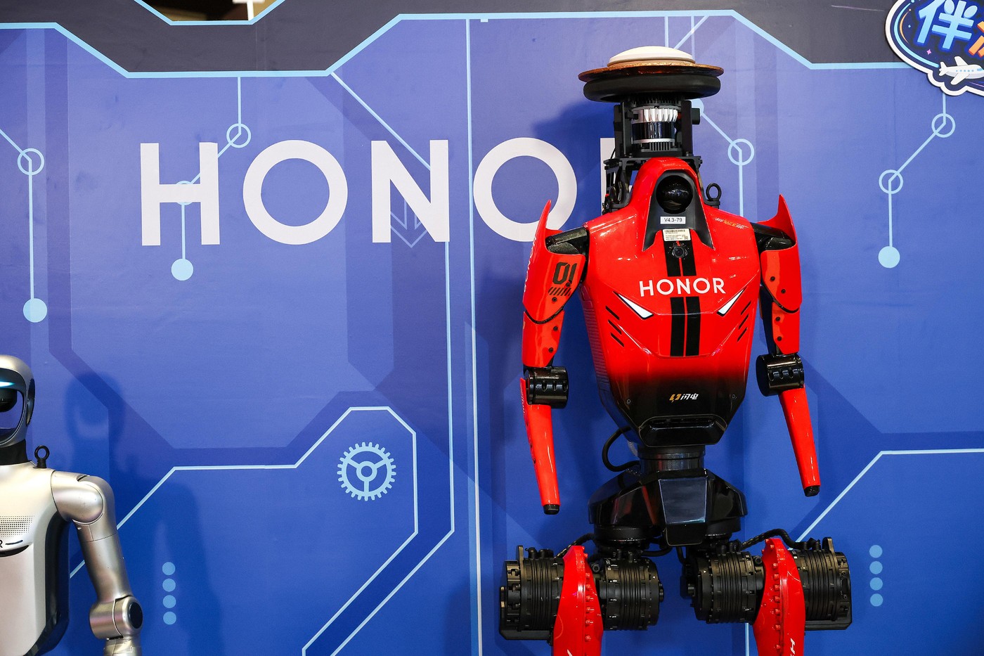 Robotul chinezesc „Lightning” a depășit recordul mondial la 100 de metri, fiind mai rapid decât Usain Bolt.