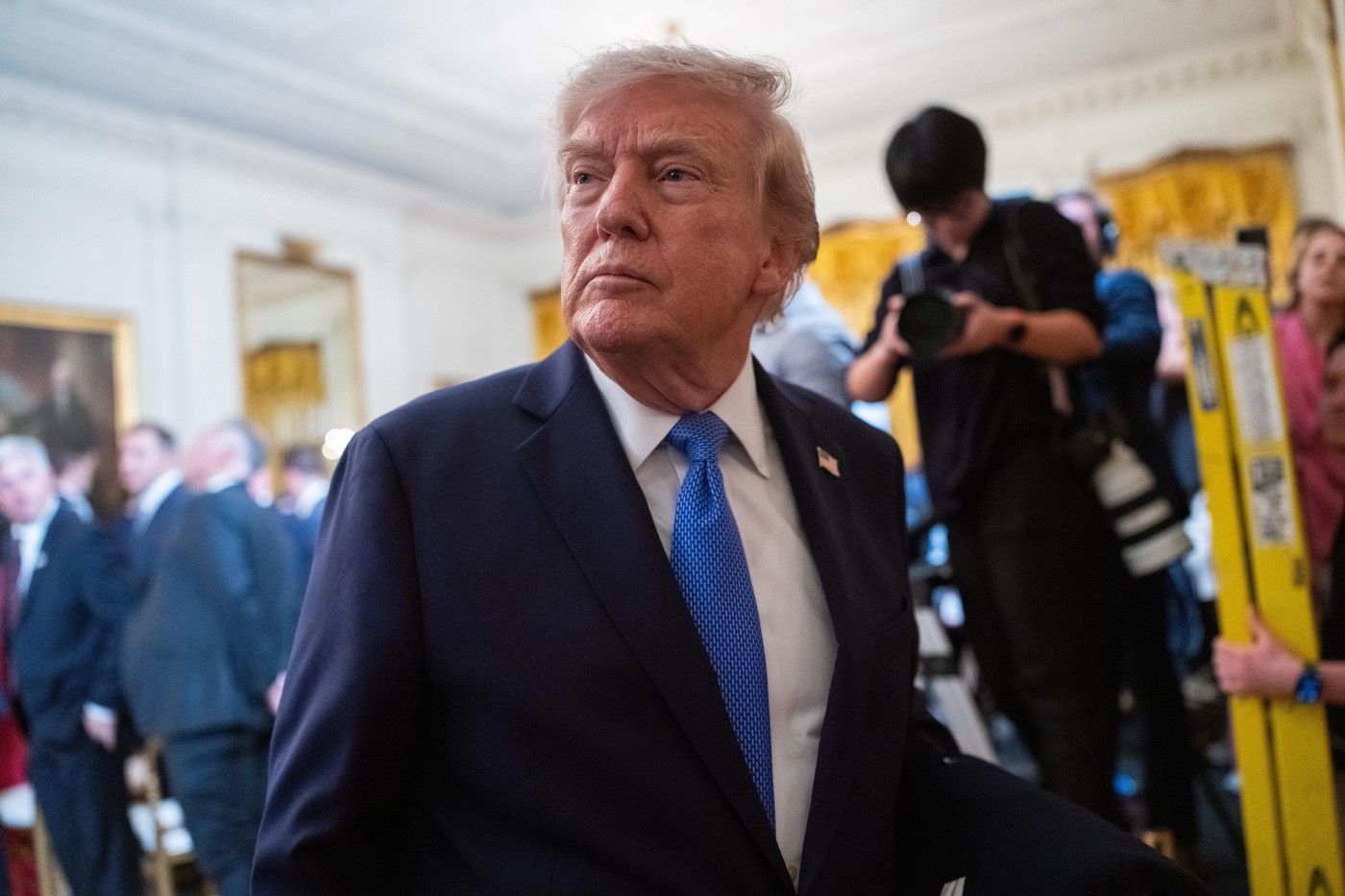 Trump a semnat un ordin executiv prin care Lacul Ontario a fost denumit Lacul America.
