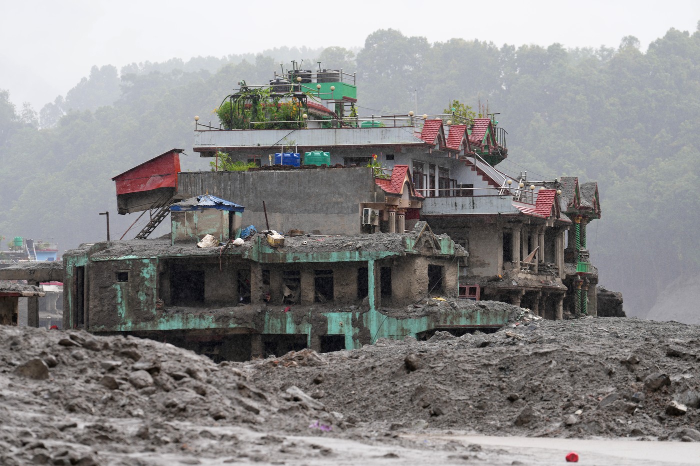 Momentul în care o fetiță de 6 ani a fost salvată după trei zile sub dărâmături în Nepal: „În sfârșit este în siguranță”