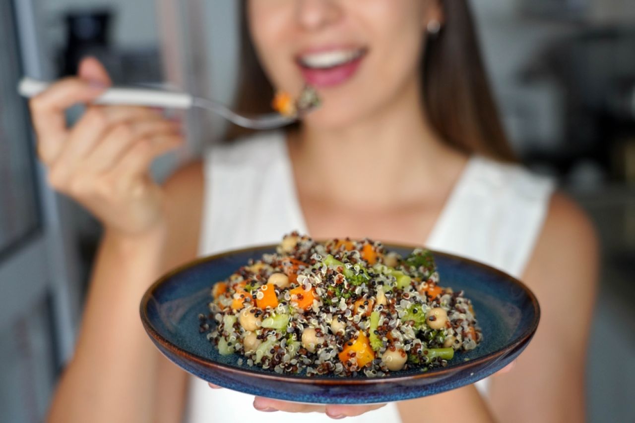 Salată de quinoa cu avocado și legume. Modalități de a transforma un superaliment într-o masă gustoasă.