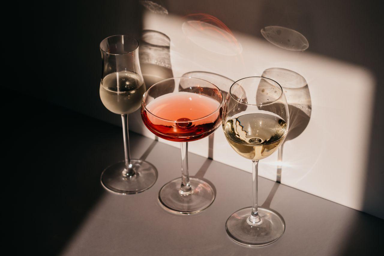 Vin sec sau demisec pentru oaspeți: decizia se face înainte de primul pahar.