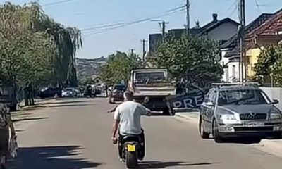 Dosar penal după ce viceprimarul unei comune din Satu Mare a mers cu un obuz în mână, pe scuter, până la postul de poliție.
