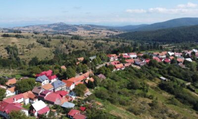 Comuna fără elevi, unde statul ridică o școală și primarul ajunge la birou cu elicopterul. Miliarde pentru sate fantomă.